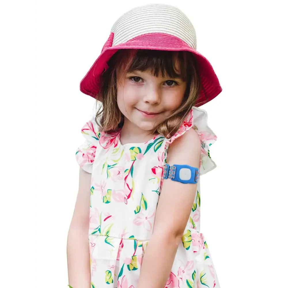 little girl using a blue armband for her sensor Obraz