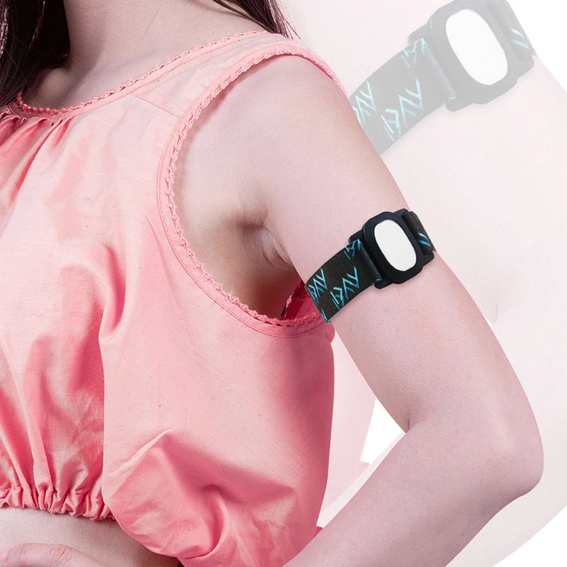 BUZUD CGM adjustable armband worn on arm, protecting a blood glucose sensor for daily use and sports. Obraz