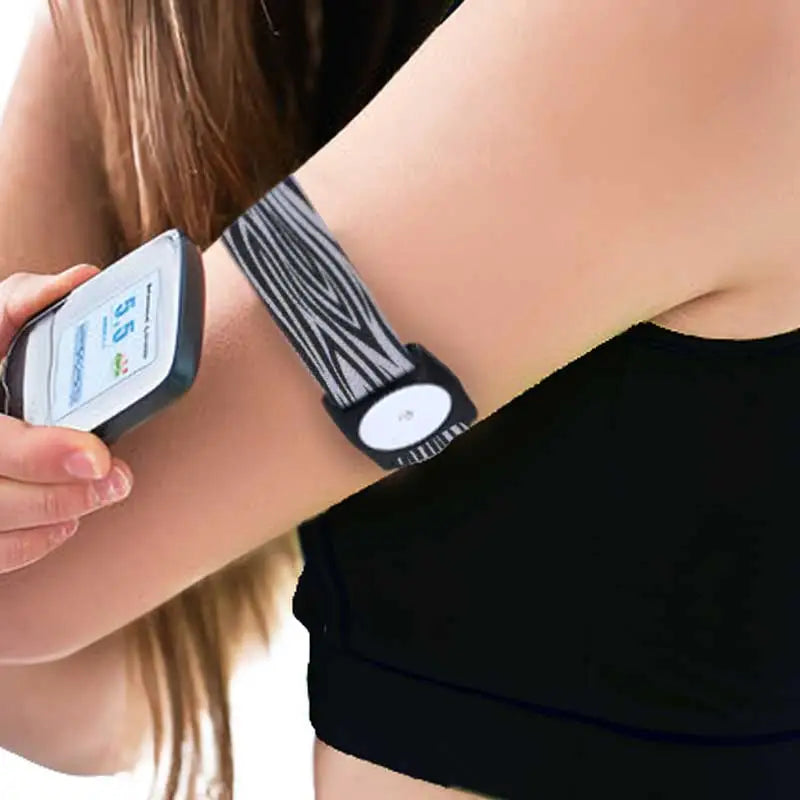 Freestyle Libre 2 armband with glucose sensor for continuous monitoring. Ideal for secure and comfortable sensor placement during daily activities or exercise. Obraz