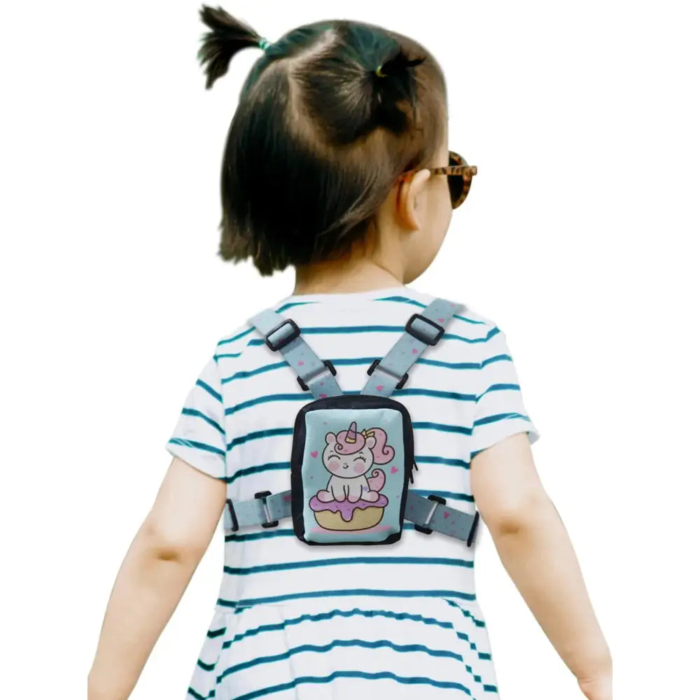 Toddler seen from the back wearing an insulin pump harness Obraz