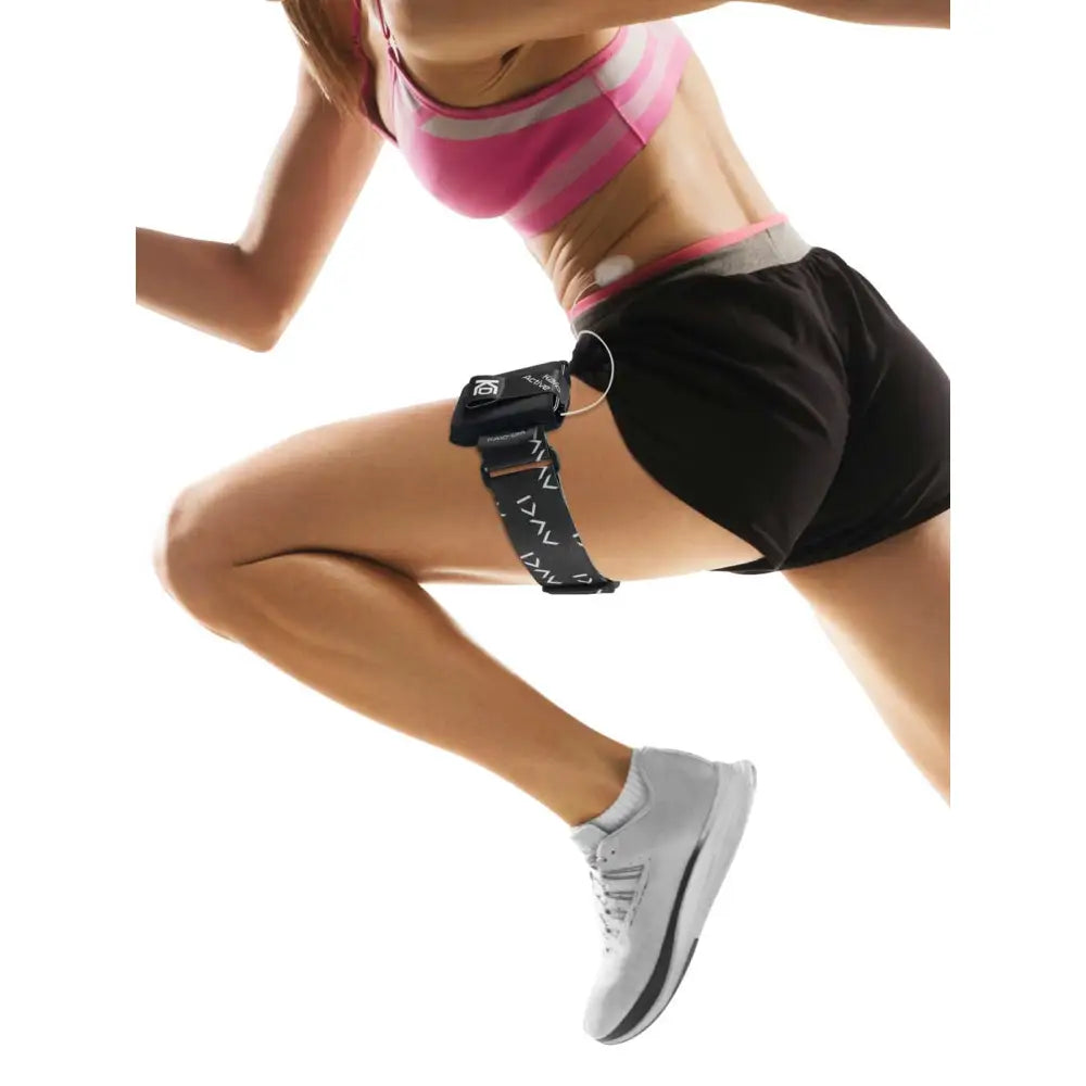Runner wearing an insulin pump leg band with pouch on the thigh Obraz