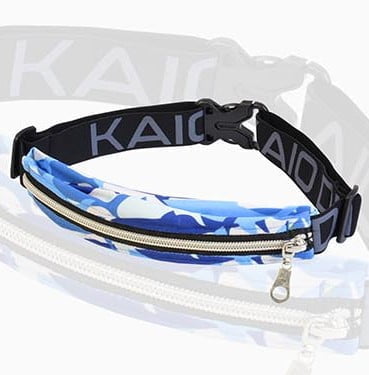 Blue camo insulin pump belt with zipper pocket and adjustable elastic strap for secure and comfortable wear. Obraz