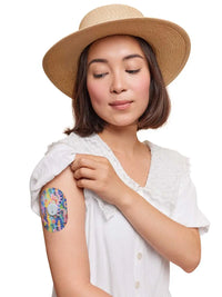 Plaster mocujący do Dexcom G7, wzór Ethereal Bloom, noszony na ramieniu przez kobietę
