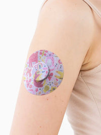 Plaster mocujący do FreeStyle Libre 2, wzór Catch the Love, na ramieniu
