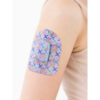 Plaster mocujący do poda Omnipod, seria Spring, na ramieniu, zbliżenie
