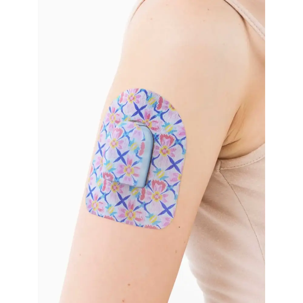 Plaster mocujący do poda Omnipod, seria Spring, na ramieniu, zbliżenie
