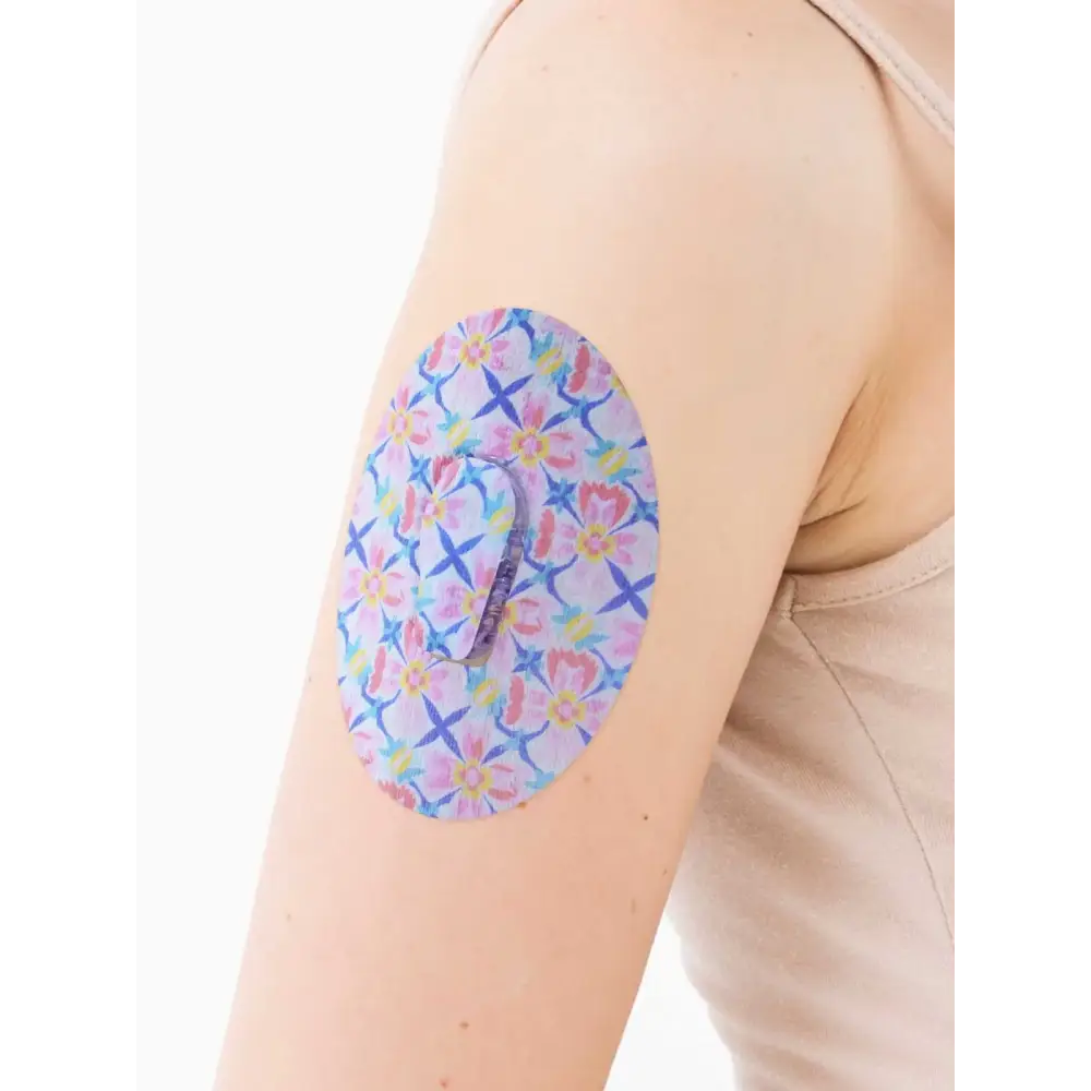 Plaster mocujący do Dexcom G6, seria Spring, na ramieniu, zbliżenie