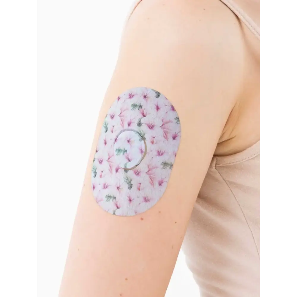 Plaster mocujący do Dexcom G7, seria Spring, na ramieniu, zbliżenie