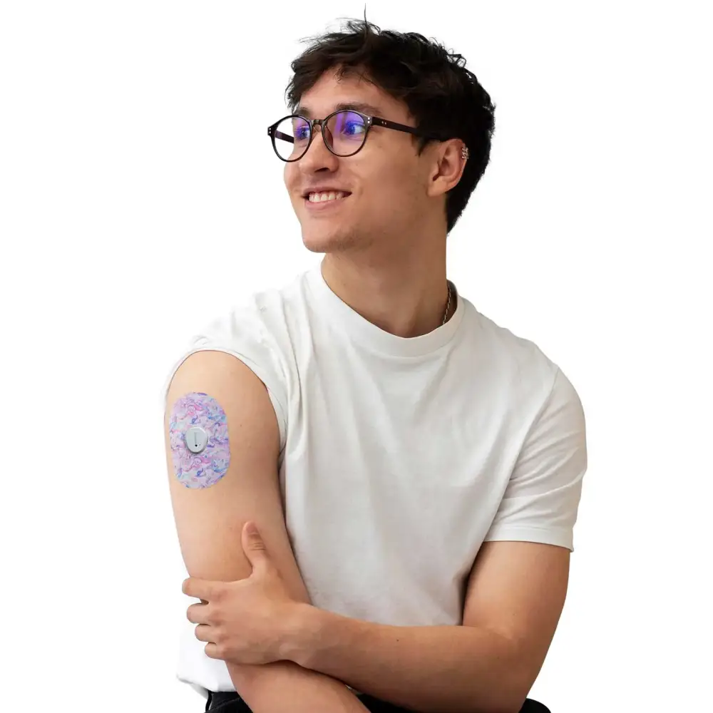 Plaster mocujący do Dexcom G7, seria Spring, noszony na ramieniu przez mężczyznę