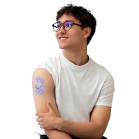 Plaster mocujący do Dexcom G7, seria Spring, noszony na ramieniu przez mężczyznę