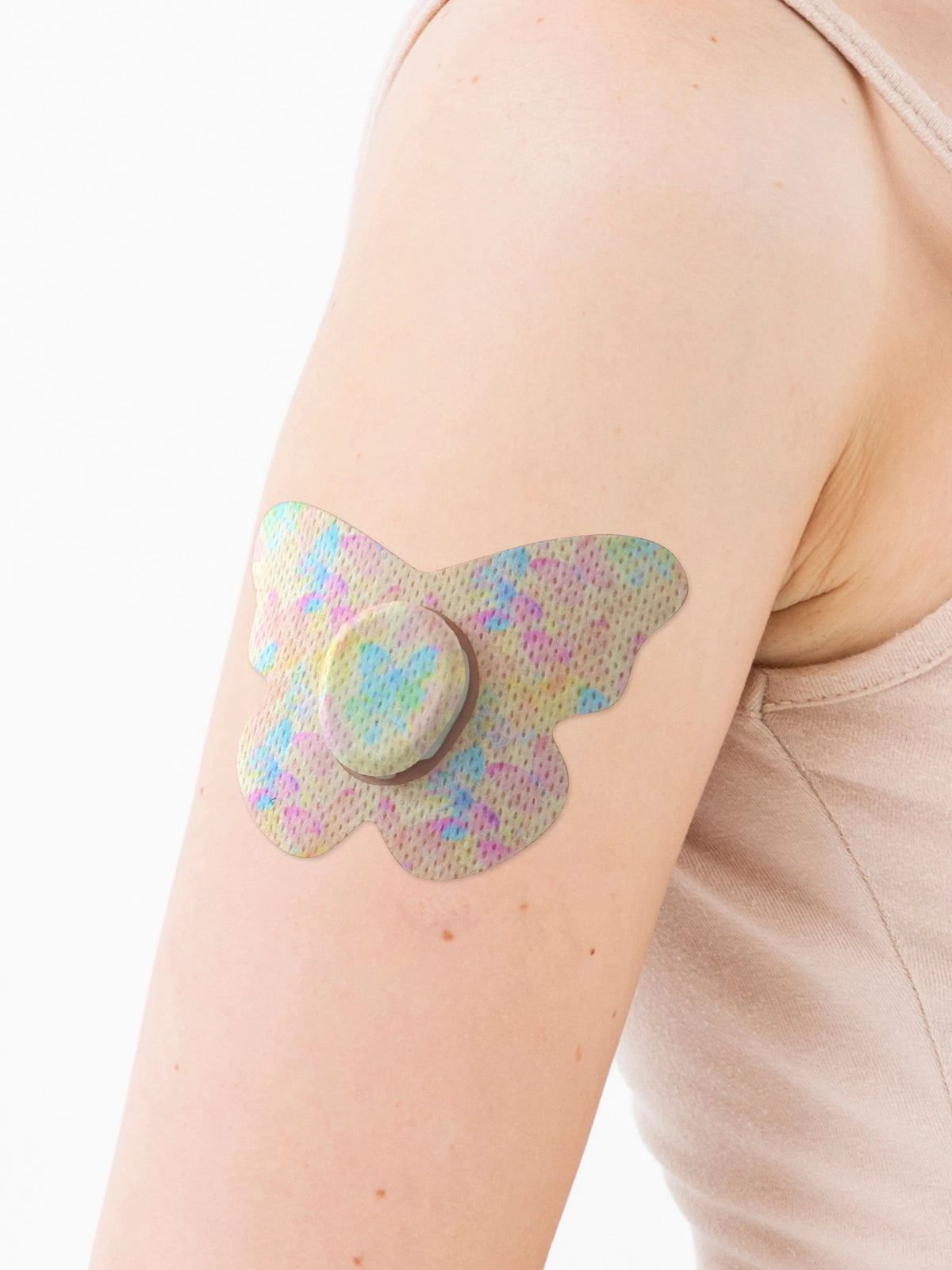 Plaster mocujący do Dexcom G7, kształt: motyl, na ramieniu, zbliżenie