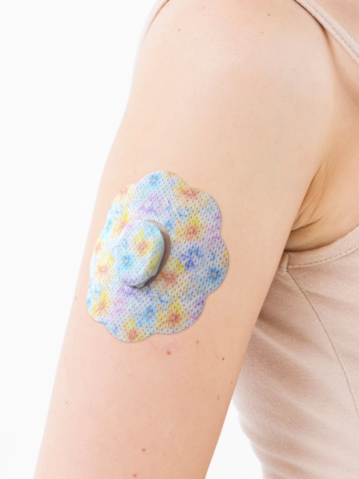 Plaster mocujący do Dexcom G7, kształt: ciastko, na ramieniu, zbliżenie