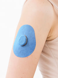 Plaster mocujący do Dexcom G7, kształt: kropla, na ramieniu, zbliżenie