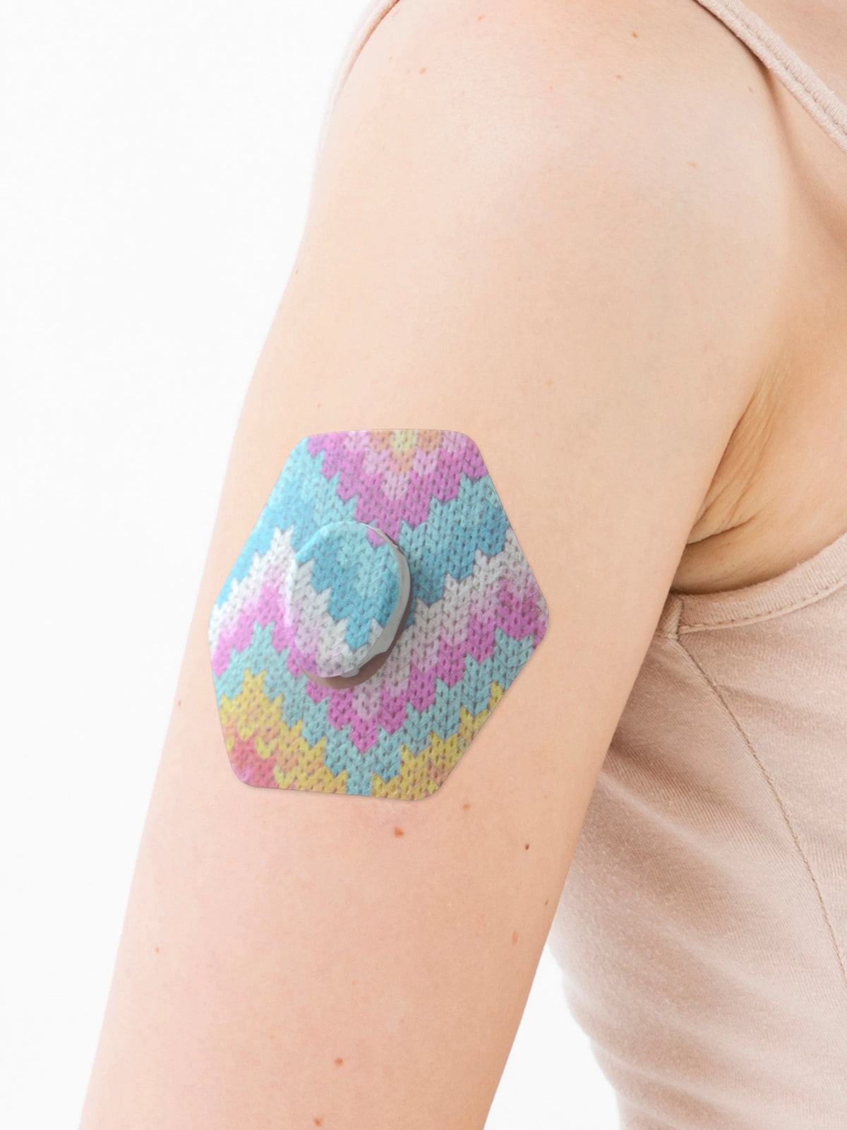 Plaster mocujący do Dexcom G7, kształt: sześciokąt, na ramieniu, zbliżenie