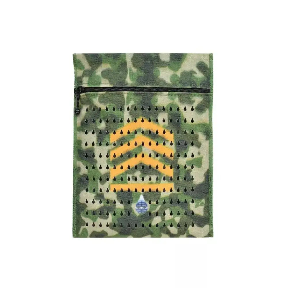 Insulin cooling wallet for kids with camouflage design, holds 4 insulin pens or 8 vials, featuring water evaporation technology.