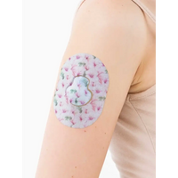 Plaster mocujący do Medtronic Guardian, seria Spring, na ramieniu, zbliżenie