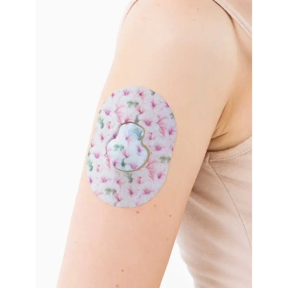 Plaster mocujący do Medtronic Guardian, seria Spring, na ramieniu, zbliżenie
