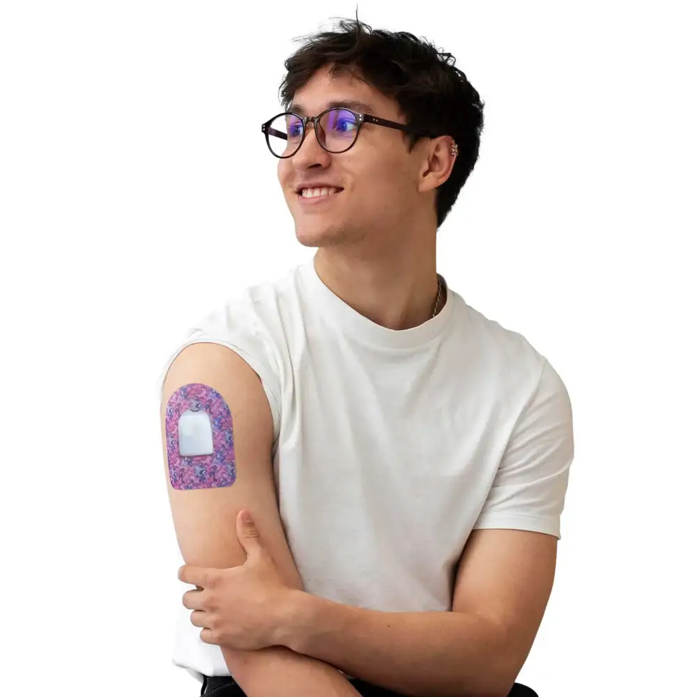 Plaster mocujący do poda Omnipod, seria Spring, noszony na ramieniu przez mężczyznę
