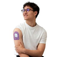 Plaster mocujący do poda Omnipod, seria Spring, noszony na ramieniu przez mężczyznę