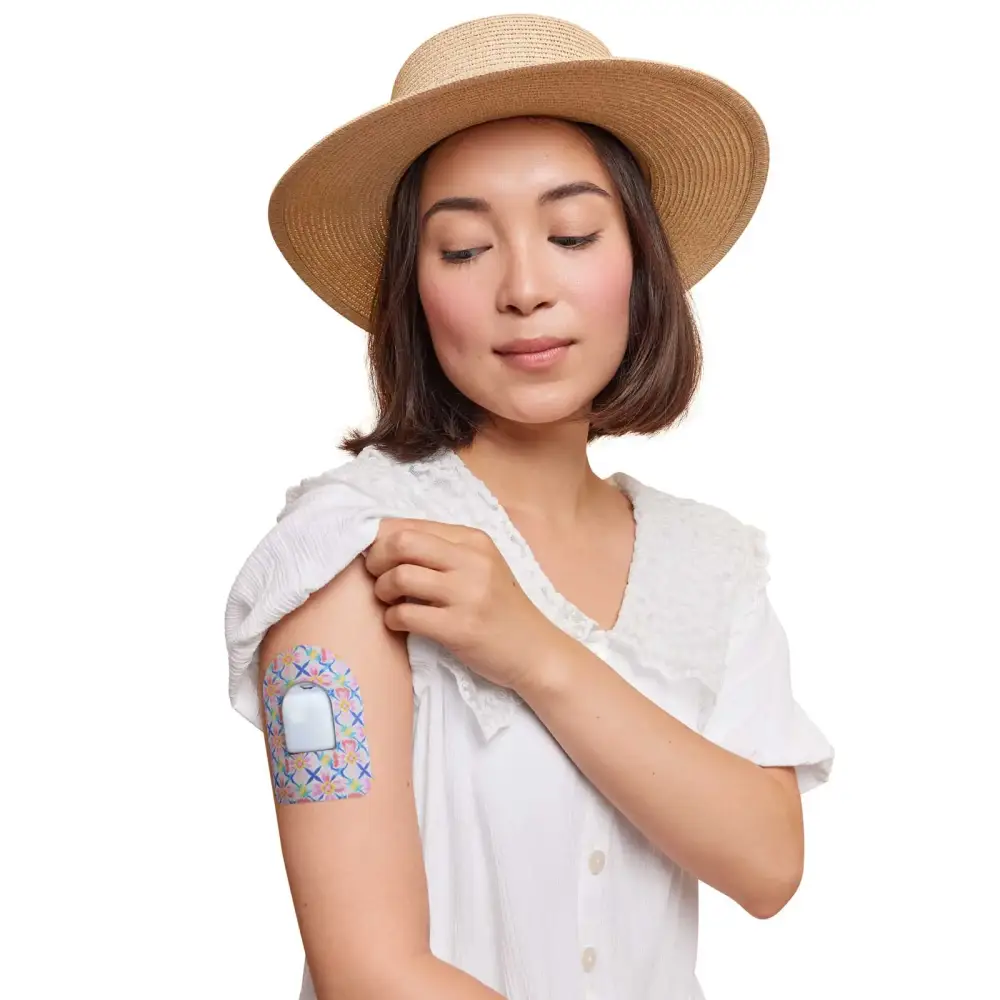 Plaster mocujący do poda Omnipod, seria Spring, noszony na ramieniu przez kobietę
